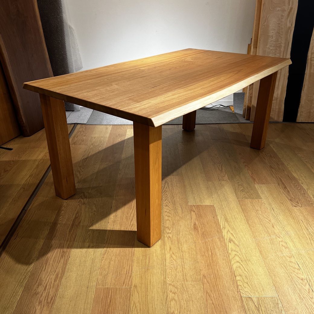 クルミ耳付きハギテーブル1600