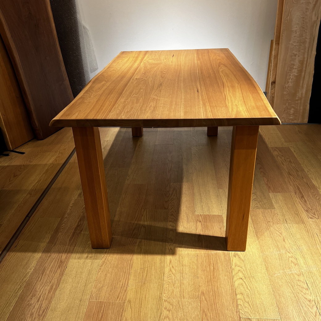 クルミ耳付きハギテーブル1600