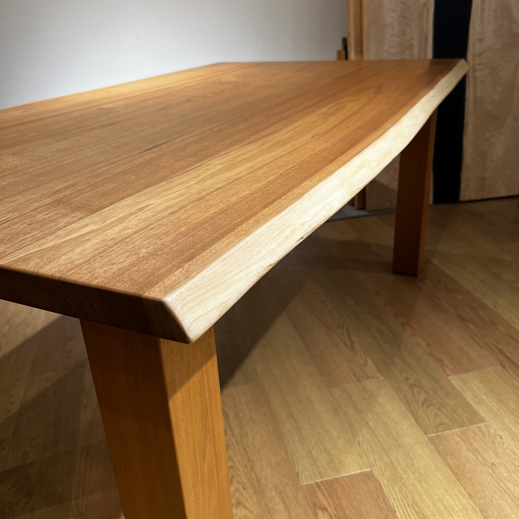 クルミ耳付きハギテーブル1600