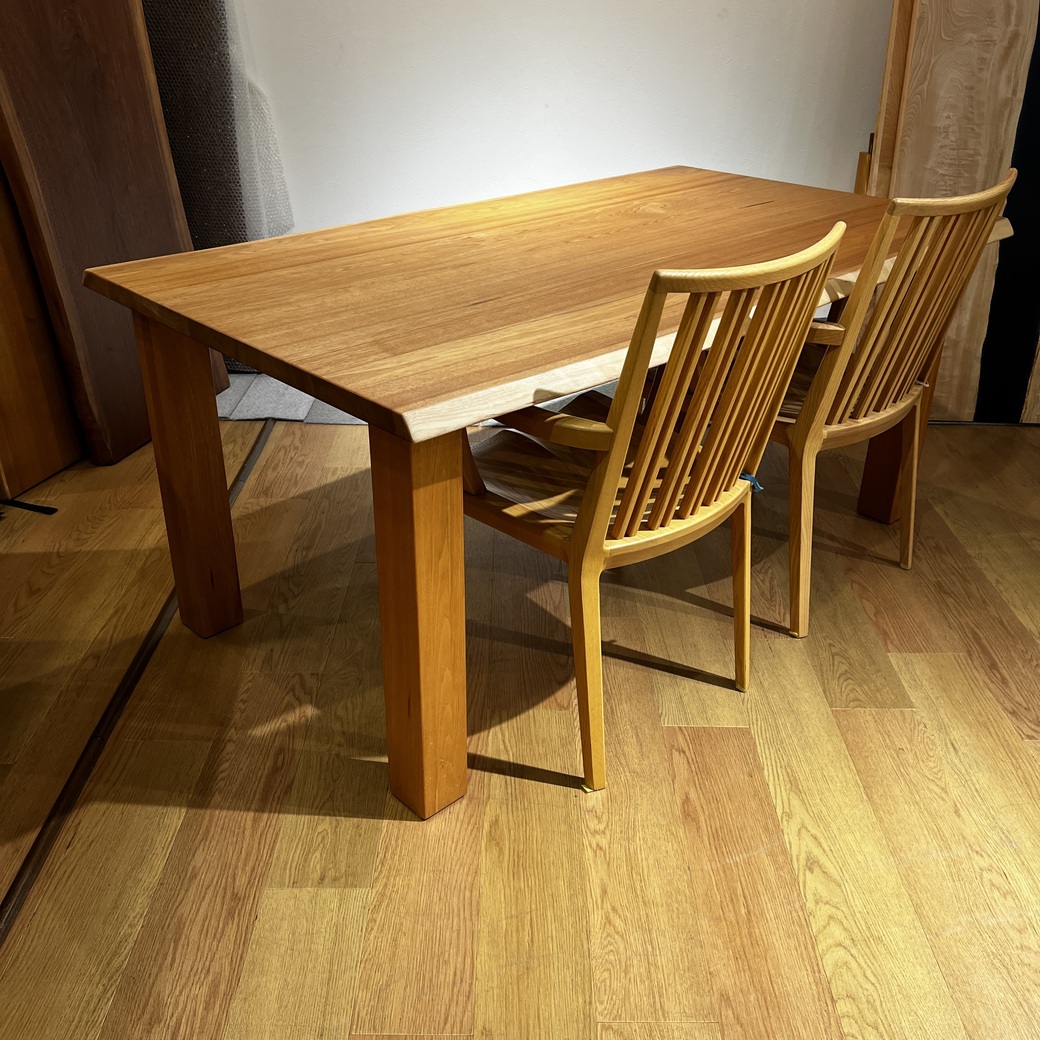 クルミ耳付きハギテーブル1600