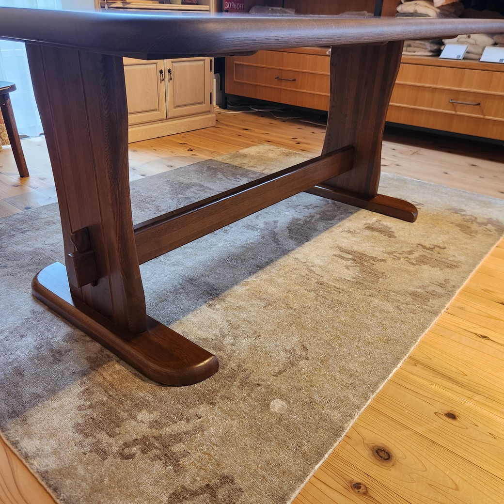 ナラ材ラウンドテーブル